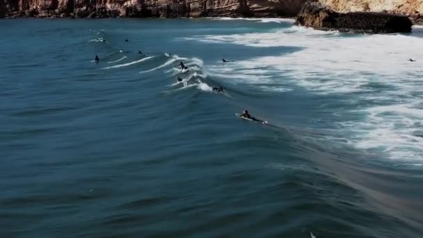 ターコイズブルーの海の水の上をまっすぐ見ている映画のような航空波の映像.  - 映像、動画