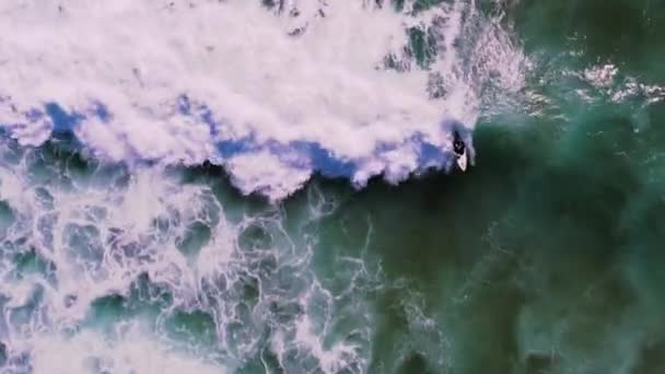 ターコイズブルーの海の水の上をまっすぐ見ている映画のような航空波の映像.  - 映像、動画