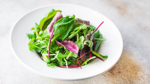 ensalada verde fresco hojas en un plato en la mesa comida saludable copiar espacio alimentos rústicos. arriba ver keto o paleo dieta vegetariana vegana o vegetariana - Foto, imagen