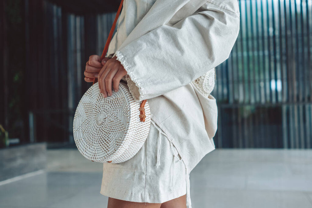 Shot van modieuze vrouwelijke witte kleding voor de zomer - Foto, afbeelding