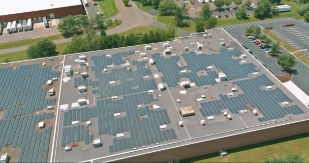 Πανοραμική άποψη για ηλιακούς συλλέκτες στην οροφή του εργοστασίου απορροφούν το φως του ήλιου ως πηγή ενέργειας για την παραγωγή ηλεκτρικής ενέργειας δημιουργώντας βιώσιμη ενέργεια - Πλάνα, βίντεο