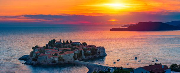 Panorama dell'isola di Sveti Stefan vicino Budva in una bella giornata estiva al tramonto. Montenegro, Balcani, Europa. - Foto, immagini