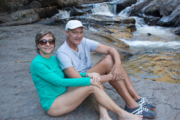 Paar amüsiert sich an einem Wasserfall namens Meia Lua im Landesinneren Brasiliens - Foto, Bild