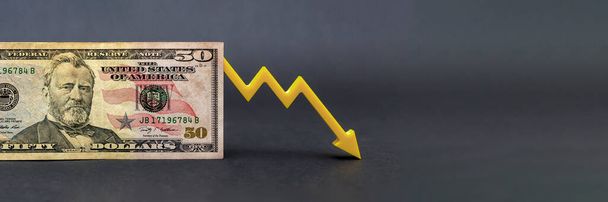Инфляция доллара, обесценивание доллара, снижение покупательной способности американской валюты, доллара и финансовой системы - Фото, изображение