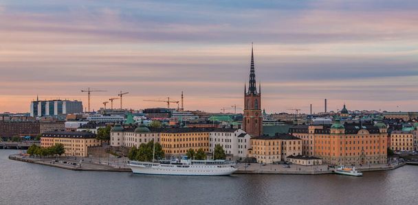 Ein Bild der Gamla Stan - der Altstadt von Stockholm - bei Sonnenuntergang. - Foto, Bild