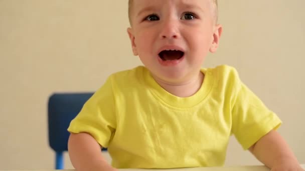 Junge in gelbem Hemd weint. das Kind ist frech. - Filmmaterial, Video