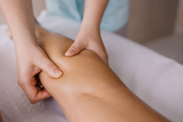 woman getting massage in spa salon - Foto, Bild