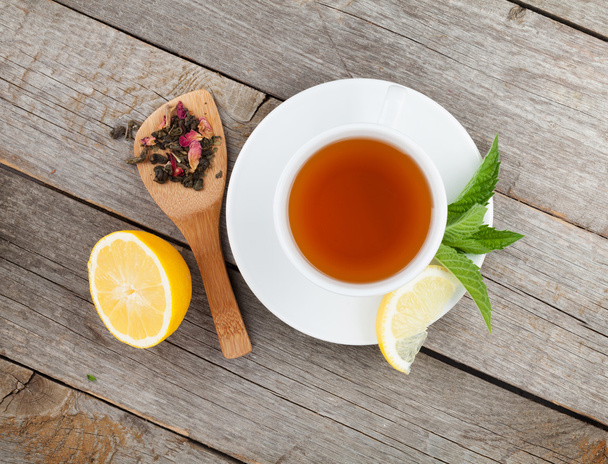 πράσινο τσάι με λεμόνι και μέντα - Φωτογραφία, εικόνα