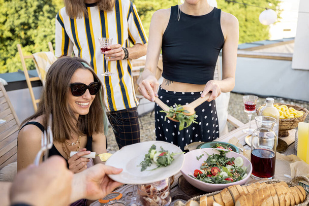 Amigos compartilhando comida ao jantar ao ar livre - Foto, Imagem