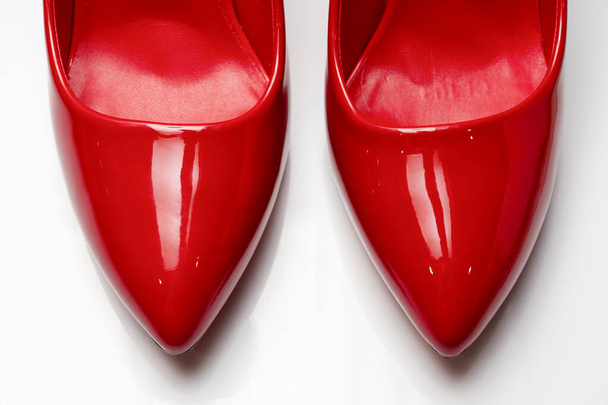 Červené okouzlující a módní dámské ponožky izolované na bílém pozadí. Obrázek pro projekt a design. - Fotografie, Obrázek