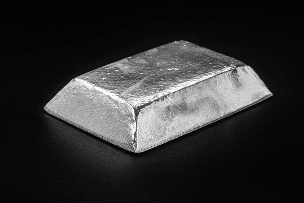 lingote de estaño, metal utilizado para producir varias aleaciones de metal, anticorrosivo - Foto, Imagen