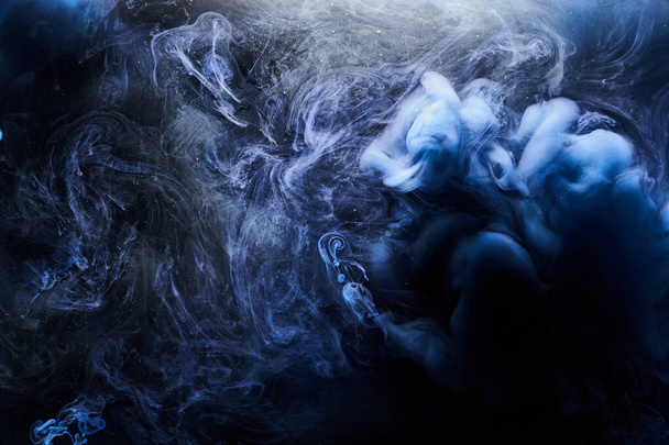 Fundo azul abstrato do oceano. Fumo subaquático, cores vibrantes do mar papel de parede, tinta ondulada na água - Foto, Imagem