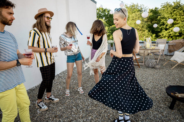 Amici alla moda che ballano alla festa all'aperto - Foto, immagini