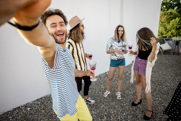 Стильні друзі танцюють на вечірці на відкритому повітрі
 - Фото, зображення