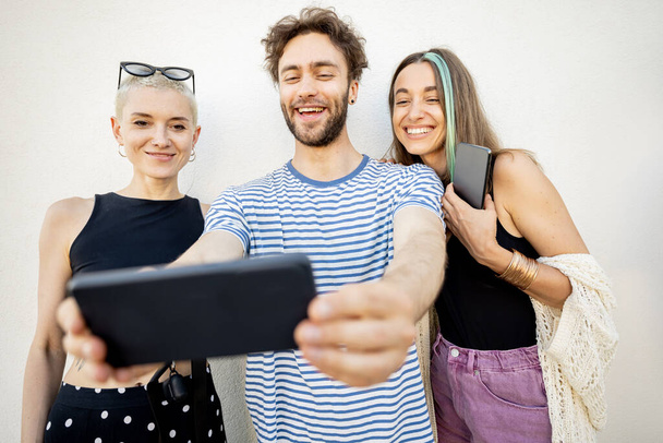 Κομψοί φίλοι που βγάζουν selfie φωτογραφία στο τηλέφωνο - Φωτογραφία, εικόνα