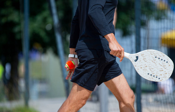 Kumsalda tenis oynayan bir adam. Profesyonel spor konsepti - Fotoğraf, Görsel