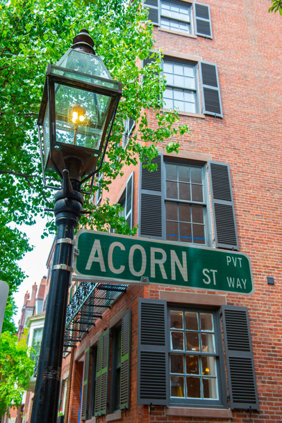 Дорожній знак вулиці Акорн з брукованими та історичними будинками на Бекон Хілл в історичному центрі міста Бостон, Массачусетс, США.  - Фото, зображення