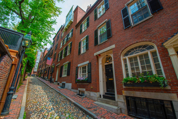 Acorn Street con ciottoli e case storiche a schiera su Beacon Hill nel centro storico di Boston, Massachusetts MA, USA.  - Foto, immagini