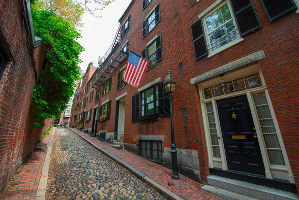 Acorn Street mukulakivikaudella ja historiallisilla rivitaloilla Beacon Hillillä Bostonin historiallisessa keskustassa, Massachusetts MA, Yhdysvallat.  - Valokuva, kuva