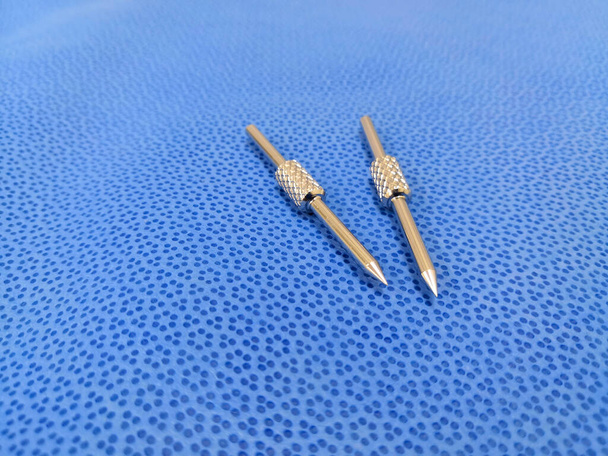 Imagem de close-up de pinos de fixação cirúrgica usando para cirurgia de repacement total do joelho. Foco seletivo - Foto, Imagem