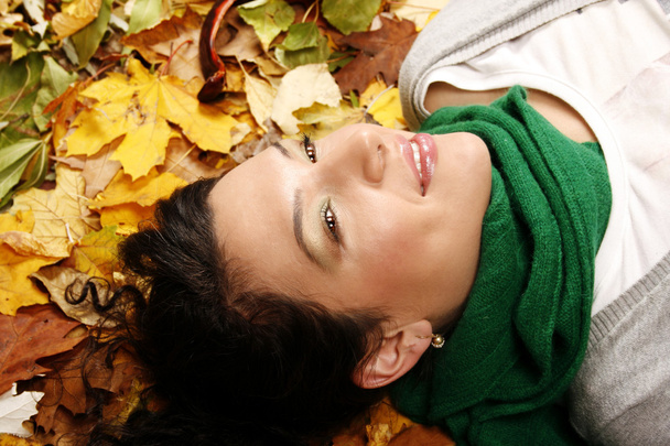 Donna sdraiata sulle foglie
 - Foto, immagini