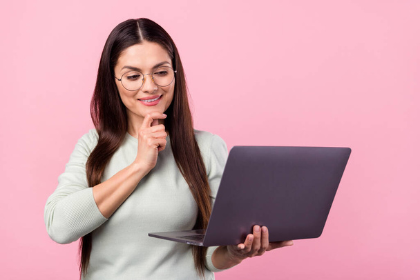 Fénykép a bájos pozitív gondolkodású hölgy néz laptop mosoly kopás szemüveg elszigetelt rózsaszín szín háttér - Fotó, kép