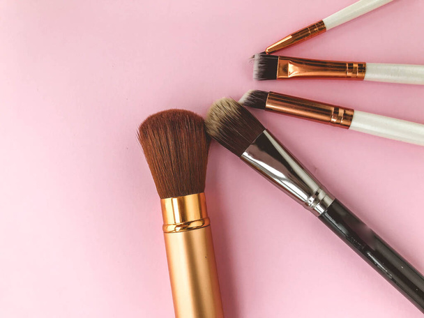 brushes lie on a bright background. fluffy brushes with natural bristles for applying textures to the face. beautiful face, brushes for eyeshadow, powder and blush. - Foto, Imagem