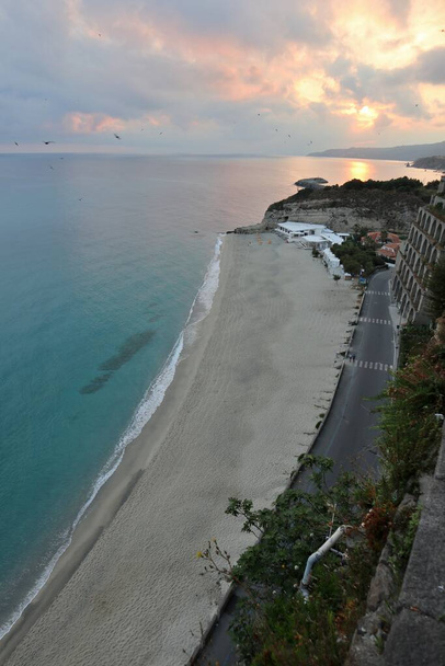 Тропея, Калабрія, Італія - 11 червня 2021 року: пляж Ротонда, або пляж Рокетт, з Бельведер - дель - Корсо рано - вранці. - Фото, зображення