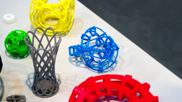 Modèle 3D imprimé sur imprimante 3D à partir de plastique fondu à chaud. - Séquence, vidéo