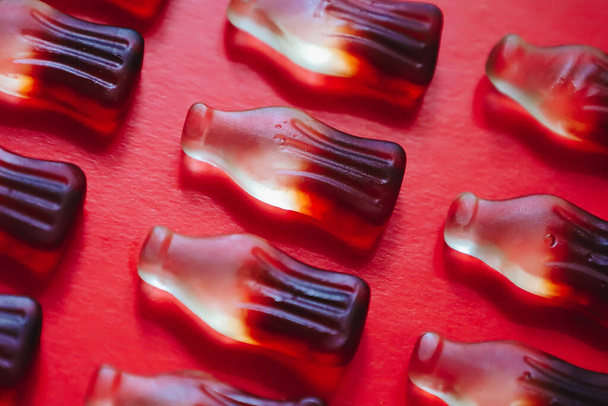 Patrón de caramelos de jalea gomosa Macro cola, dulces en forma de botella - Foto, Imagen