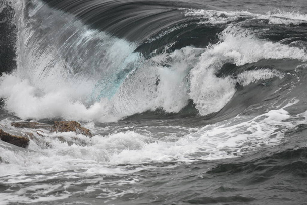 Sahildeki deniz dalgaları, şekilleri ve renkleri - Fotoğraf, Görsel