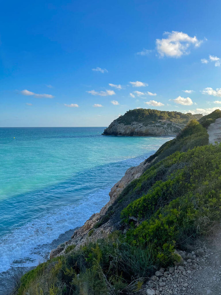 Panorama mit Meerblick. Klippenlandschaft an der Küste. Türkisfarbenes Wasser mit dem Horizont im Hintergrund. - Foto, Bild