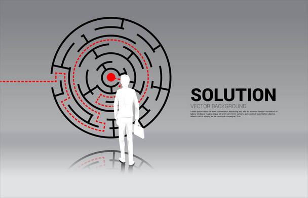 迷路の中心に計画を立っているビジネスマンのシルエット。問題解決と解決戦略のビジネスコンセプト - ベクター画像