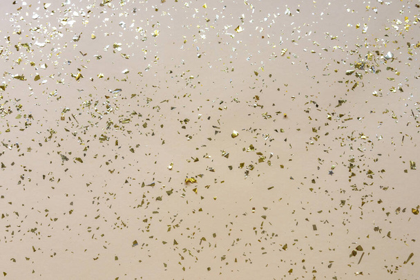 Feestelijke achtergrond met gouden confetti. Vakantie concept. - Foto, afbeelding