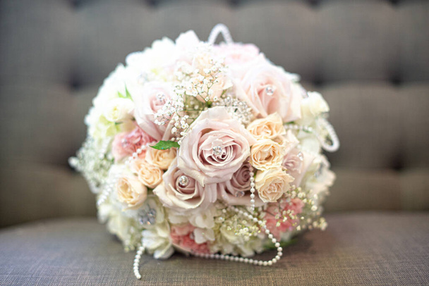 Romantikus rózsaszín, sárga és lila rózsa fehér hortenziával menyasszonyi csokor - Fotó, kép