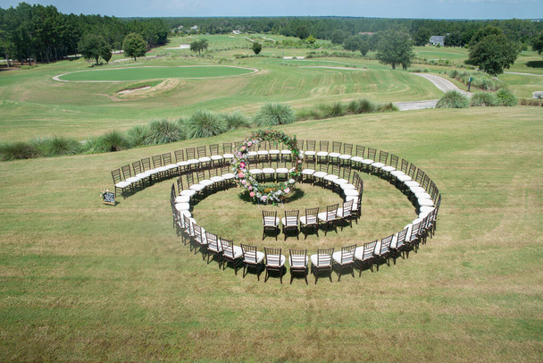Patrón de silla espiral redonda única ceremonia de boda en la finca colinas rodantes vista - Foto, Imagen