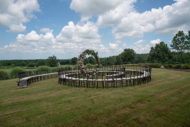 Unico rotondo modello di sedia a spirale cerimonia nuziale impostazione a rotolamento colline tenuta sopra vista - Foto, immagini