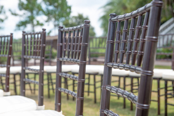 Μοναδικό στρογγυλό μοτίβο σπιράλ καρέκλα γαμήλια τελετή κοντά  - Φωτογραφία, εικόνα