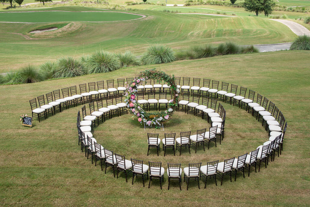 Μοναδικό στρογγυλό μοτίβο σπιράλ καρέκλα γαμήλια τελετή κοντά  - Φωτογραφία, εικόνα