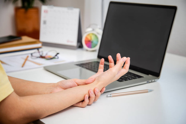Pojęcie zespół biurowy ból dłoni z powodu choroby zawodowej, kobieta cierpiąca na ból nadgarstka z powodu korzystania z komputera, ból nadgarstka. - Zdjęcie, obraz