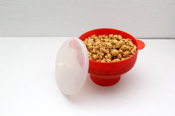 Розбірний червоний силіконовий контейнер для мікрохвильового попкорну
 - Фото, зображення