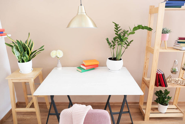 Interiér moderního pokoje s poličkou a stolem - Fotografie, Obrázek