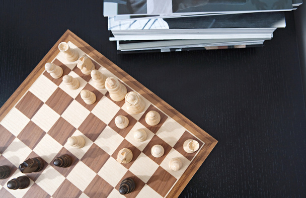 Jogo de madeira tradicional de xadrez
 - Foto, Imagem