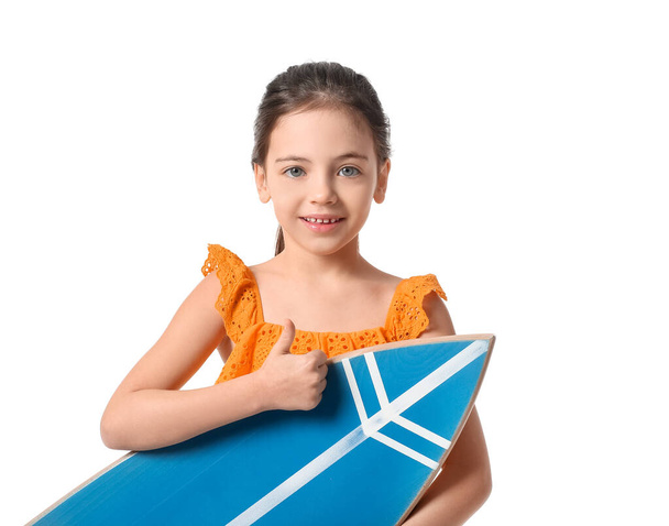 Schattig klein meisje met surfplank tonen thumb-up gebaar op witte achtergrond - Foto, afbeelding