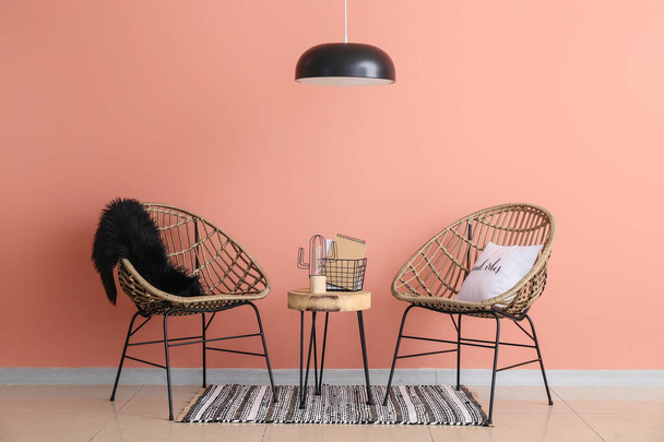 Интерьер стильной гостиной с креслами - Фото, изображение