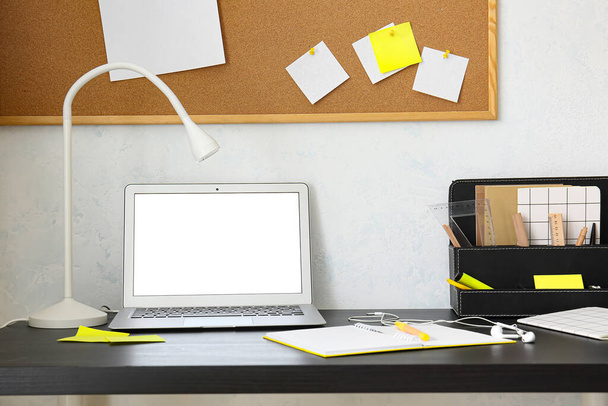 Moderní pracoviště s notebookem u světelné stěny - Fotografie, Obrázek