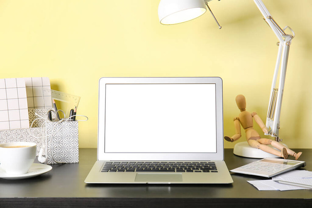 Local de trabalho moderno com laptop perto da parede de cor - Foto, Imagem