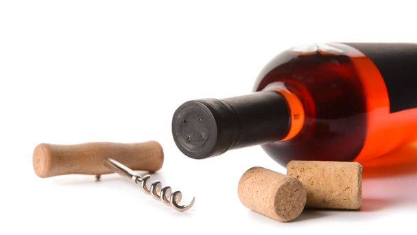 Μπουκάλι εκλεκτό κρασί και τιρμπουσόν σε λευκό φόντο, closeup - Φωτογραφία, εικόνα