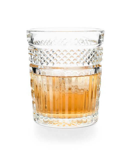 Verre de whisky froid sur fond blanc - Photo, image