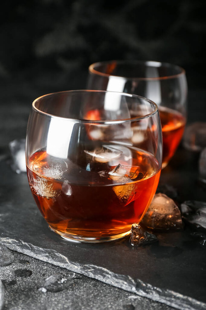 Vasos de whisky frío sobre fondo oscuro - Foto, Imagen